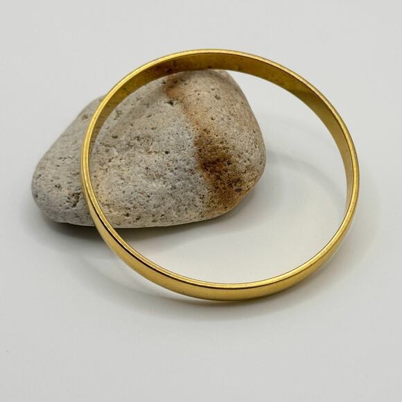 VINTAGE Signed MONET Textured GOLD TONE Bangle BRACELET Satin Finish‎ 80s Large - Picture 4 of 5